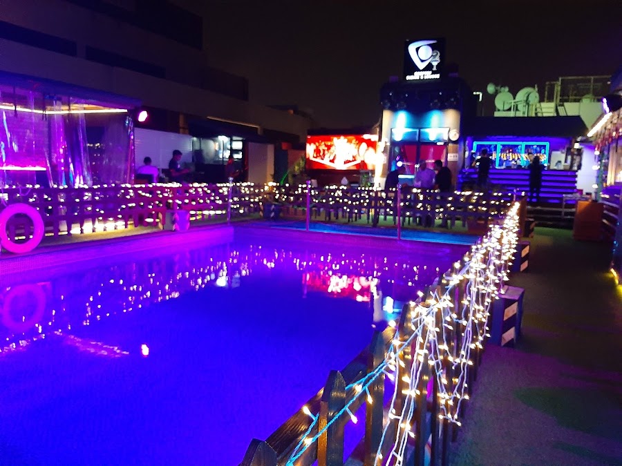 CO2 Rooftop Dining & Lounge