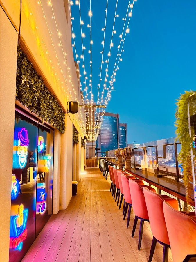 CnC DXB - Clouds and Cocktails - Rooftop Resto Pub — photo 4