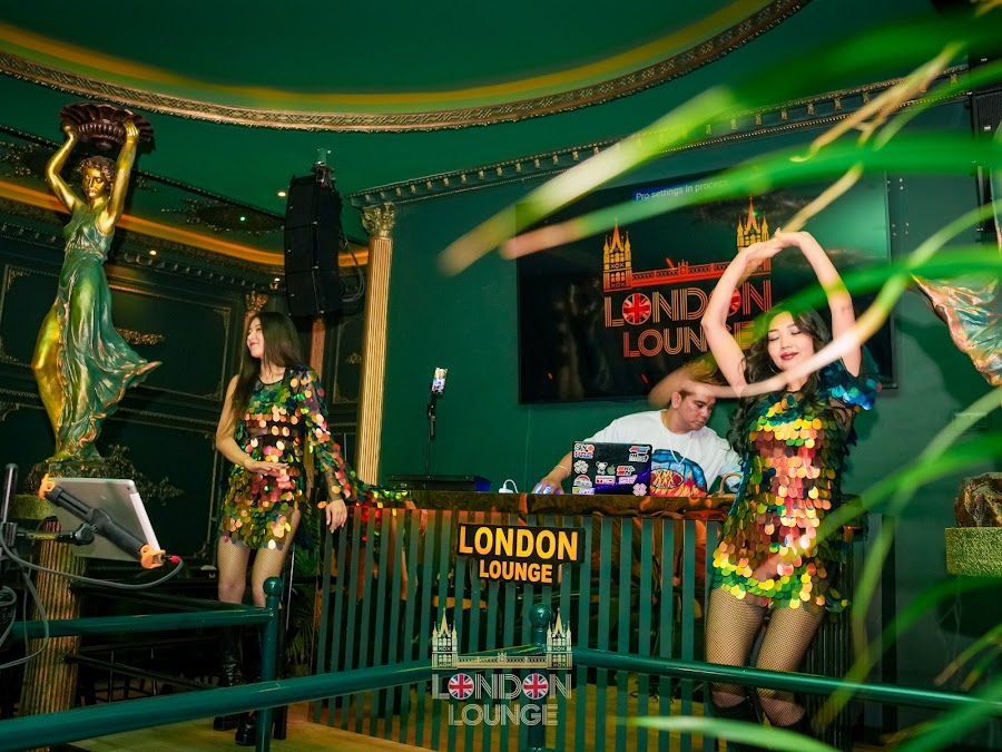 LONDON LOUNGE