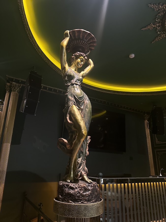 LONDON LOUNGE — photo 2